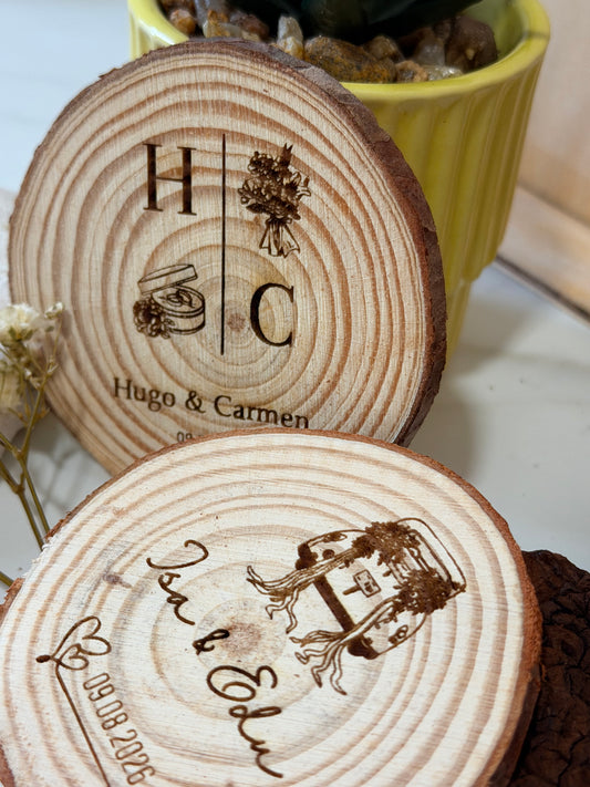 Recuerdo de Boda Imantado en Madera Natural – Nombre Personalizado para Invitados