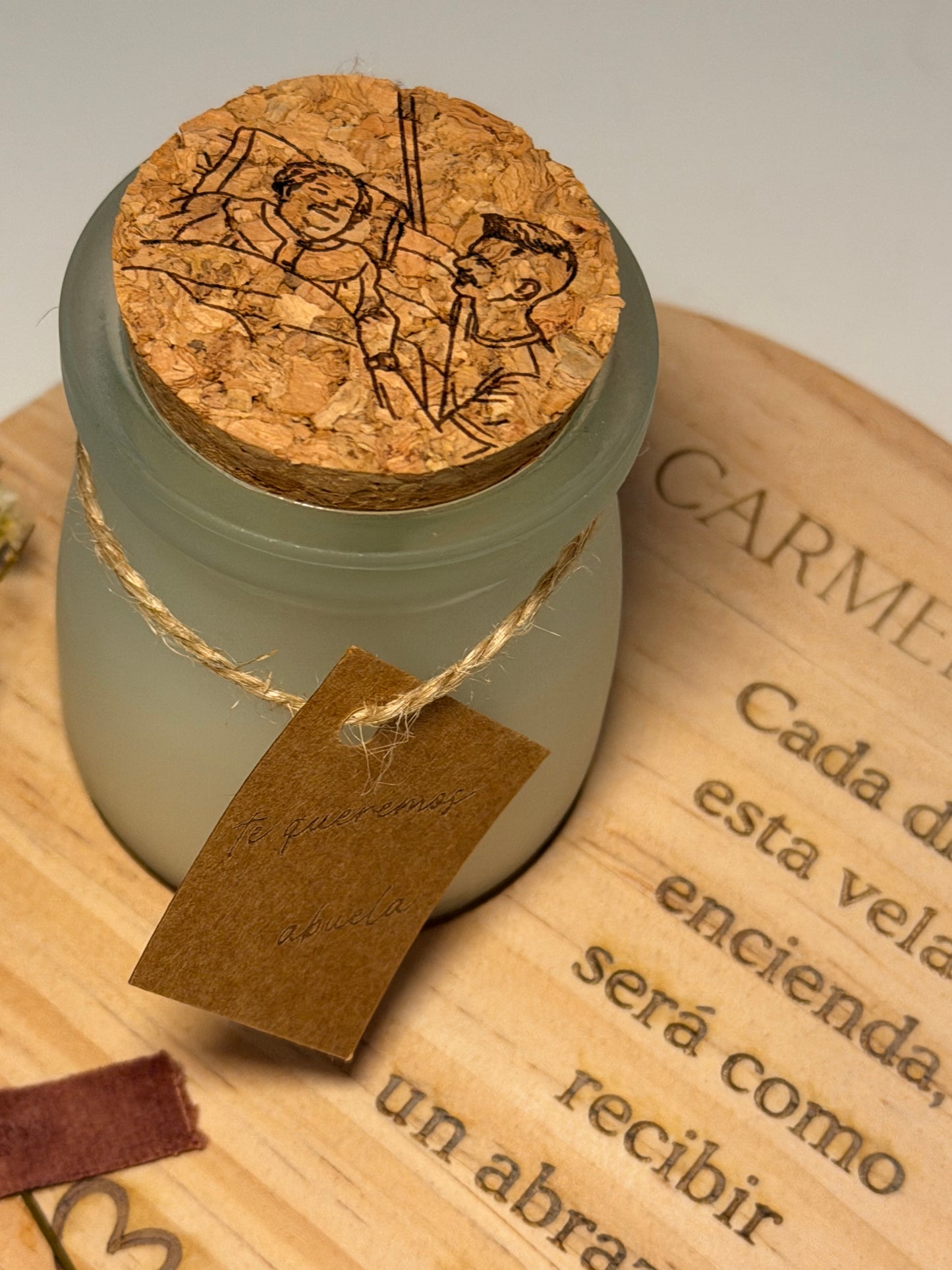 Vela Conmemorativa Personalizada con Base de Madera Grabada y Tapa de Corcho Ilustrada (hogar)