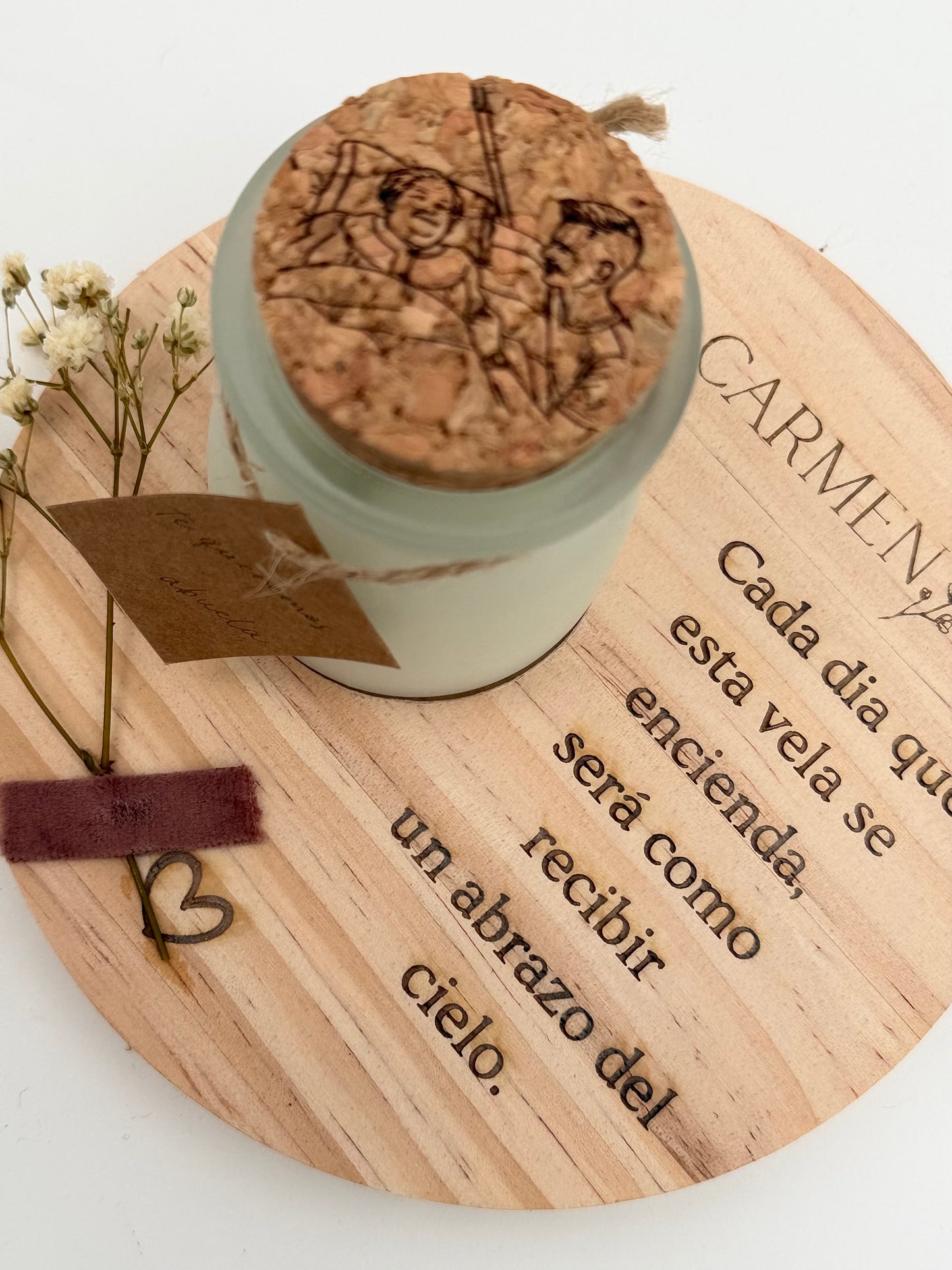 Vela Conmemorativa Personalizada con Base de Madera Grabada y Tapa de Corcho Ilustrada (hogar)