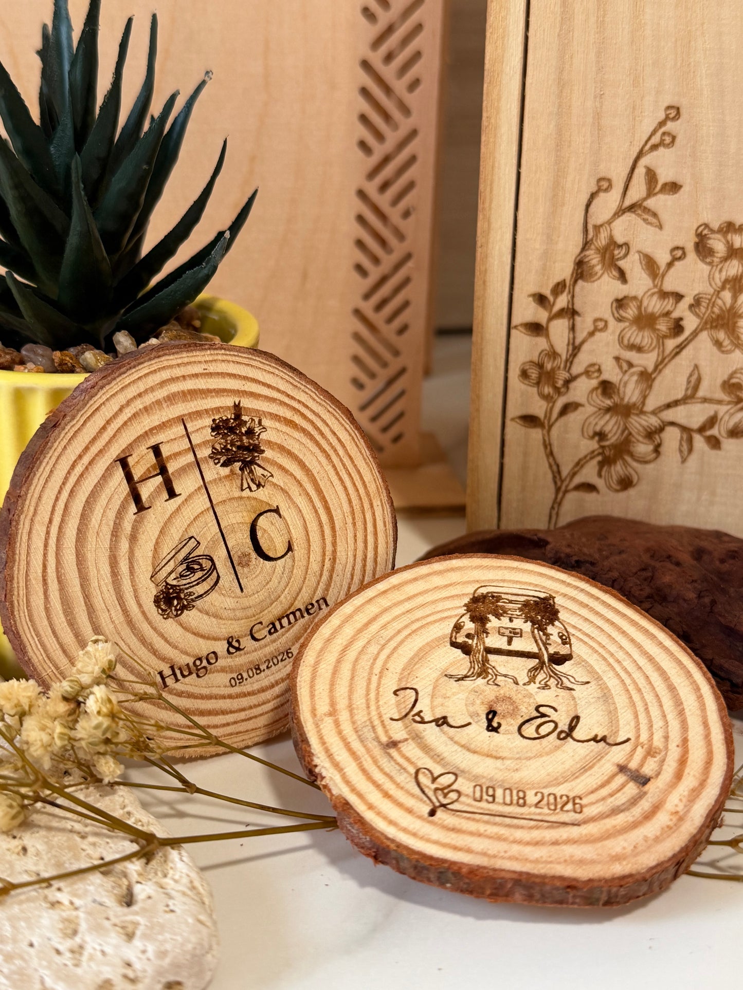 Recuerdo de Boda Imantado en Madera Natural – Nombre Personalizado para Invitados