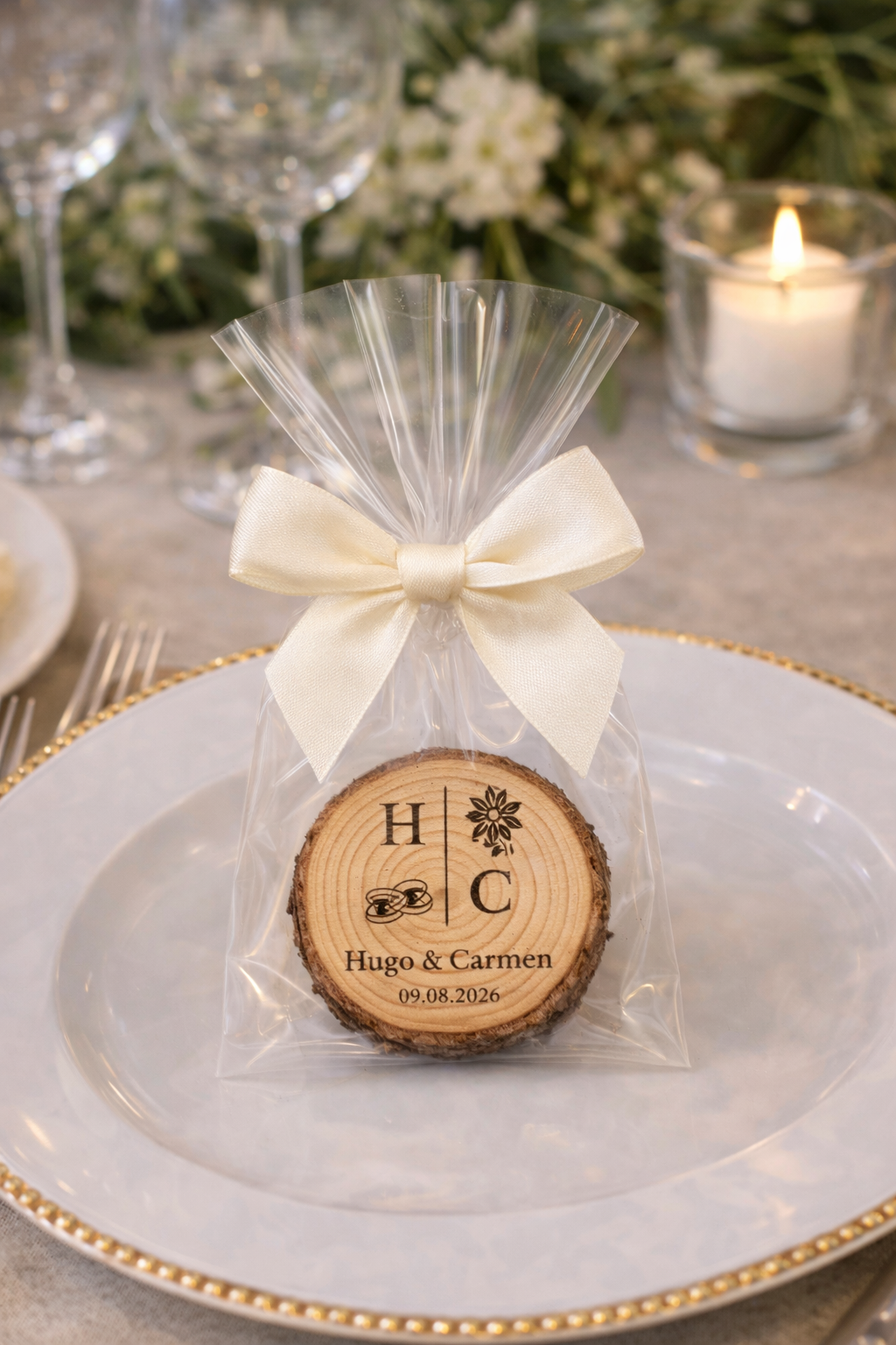 Recuerdo de Boda Imantado en Madera Natural – Nombre Personalizado para Invitados