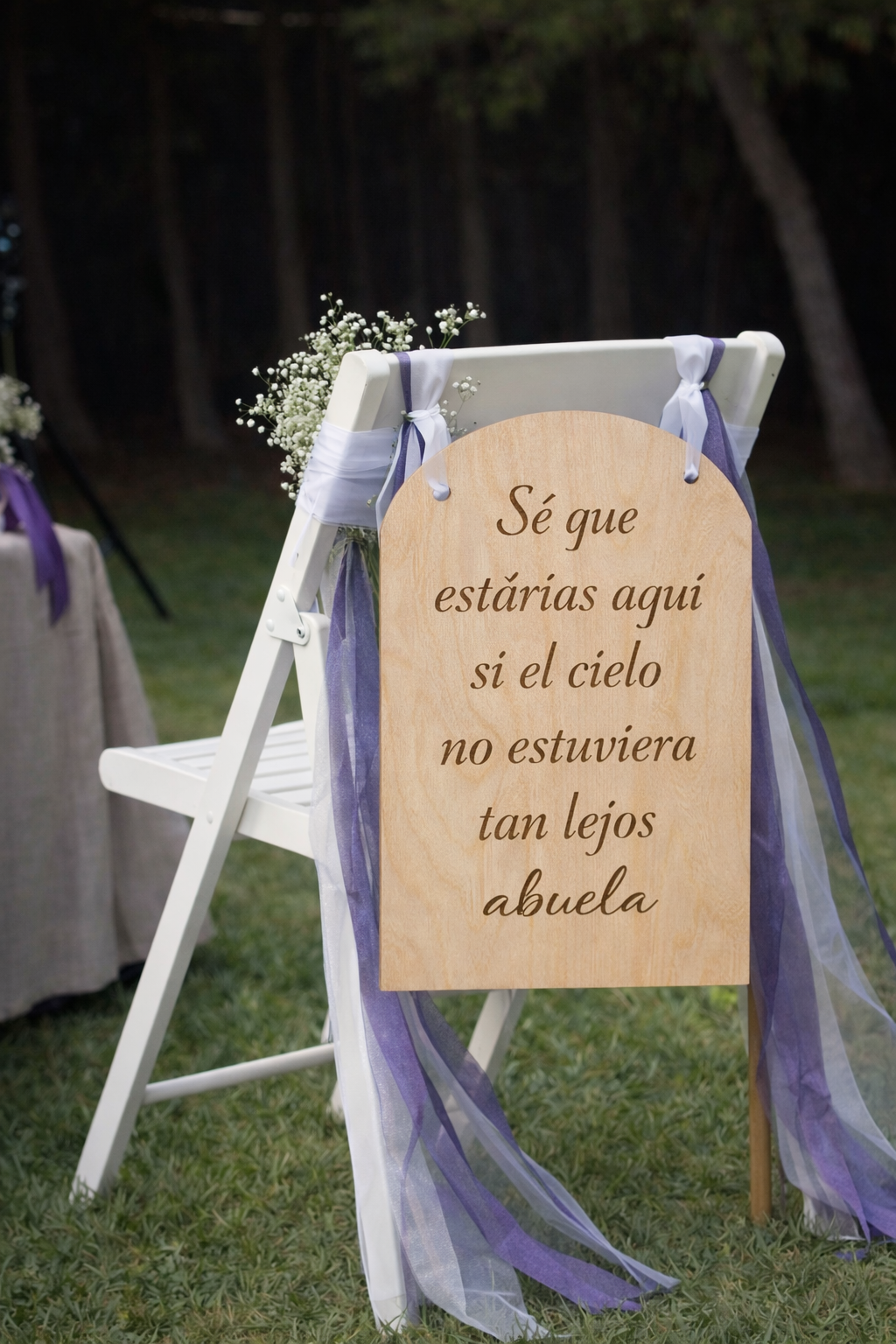 🌟 Silla con Cartel “Sitio reservado” – Detalle Conmemorativo para Boda
