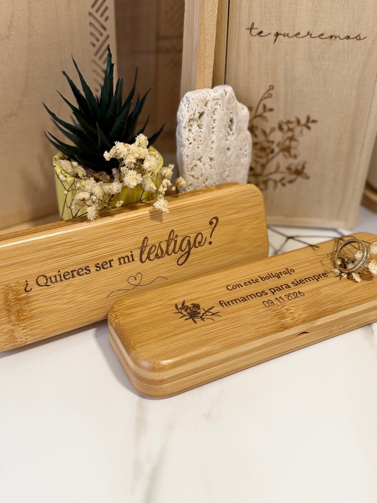 Caja personalizada con bolígrafo para testigo