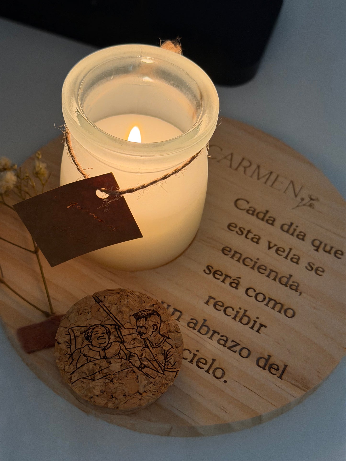 Vela Conmemorativa Personalizada con Base de Madera Grabada y Tapa de Corcho Ilustrada (hogar)