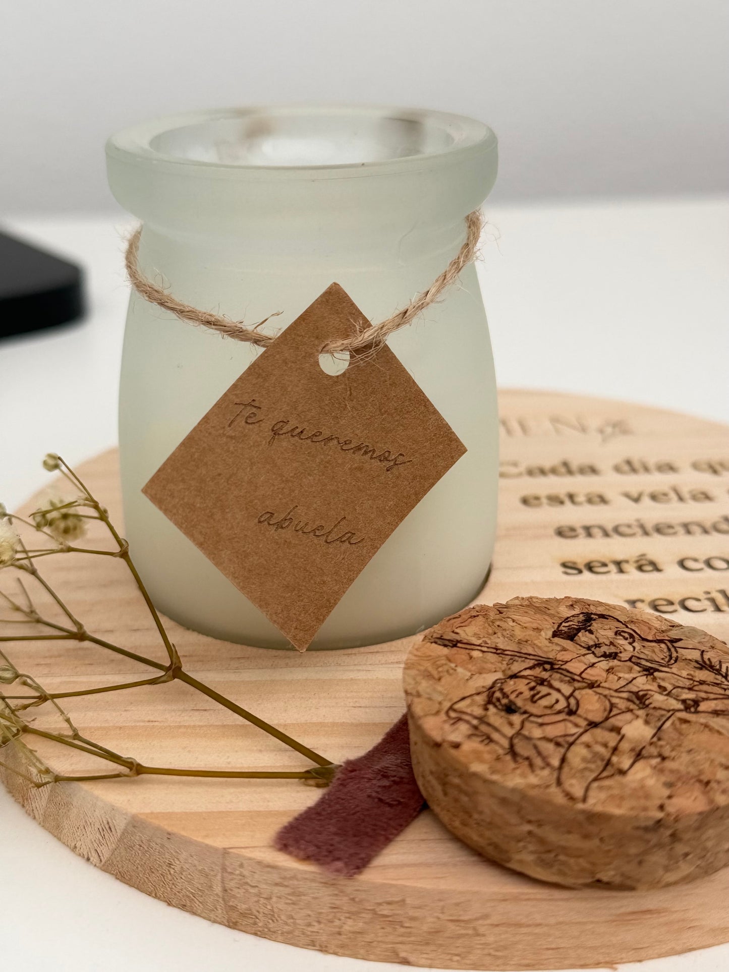 Vela Conmemorativa Personalizada con Base de Madera Grabada y Tapa de Corcho Ilustrada (hogar)