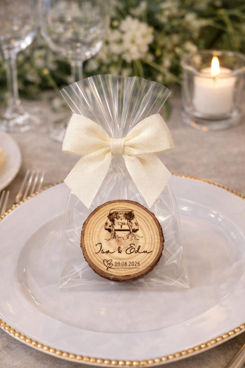 Recuerdo de Boda Imantado en Madera Natural – Nombre Personalizado para Invitados