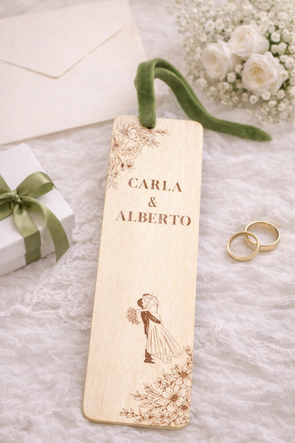Marcapáginas de madera personalizado para boda – Detalle grabado con nombres y fecha