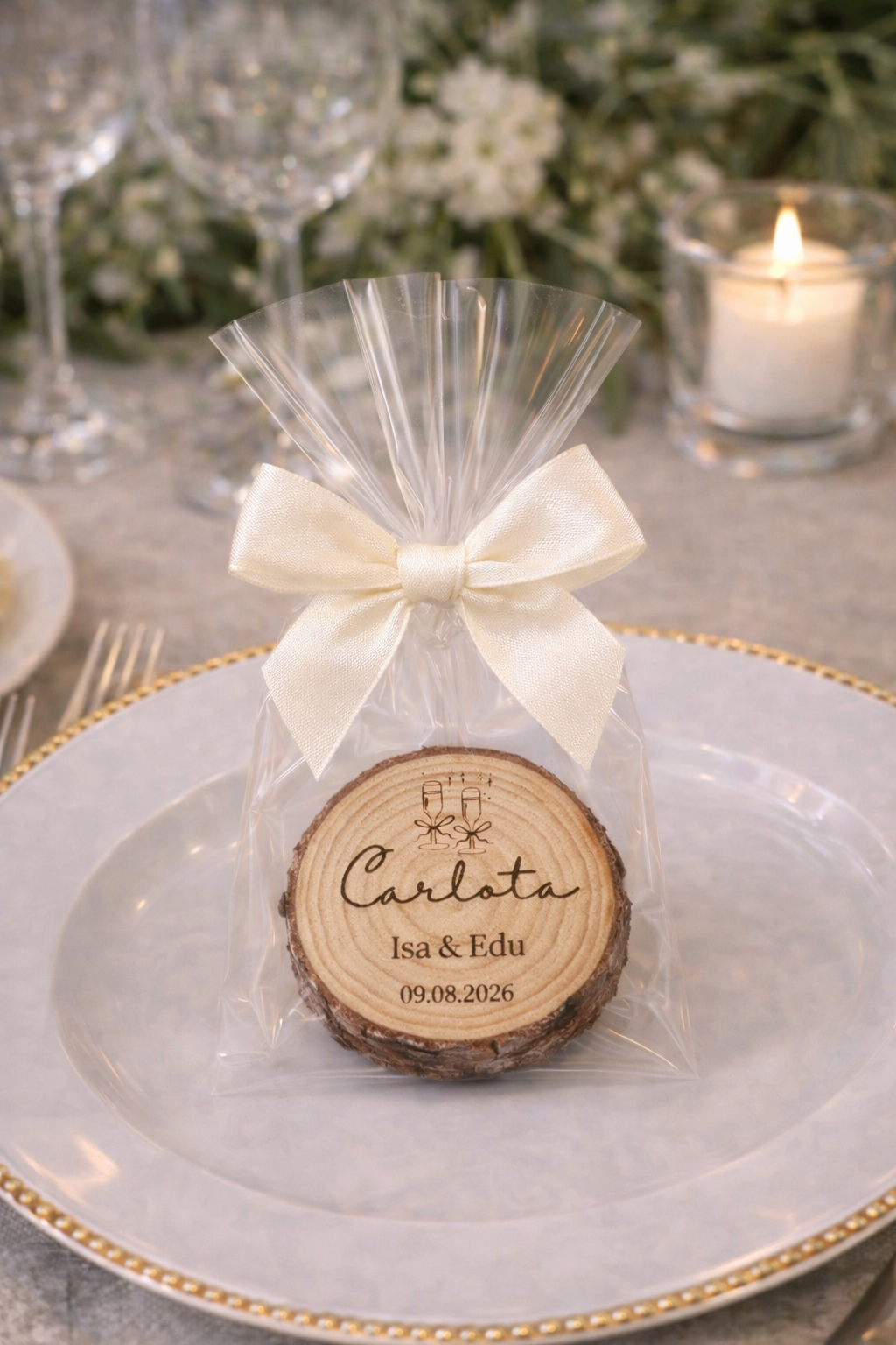 Recuerdo de Boda Imantado en Madera Natural – Nombre Personalizado para Invitados