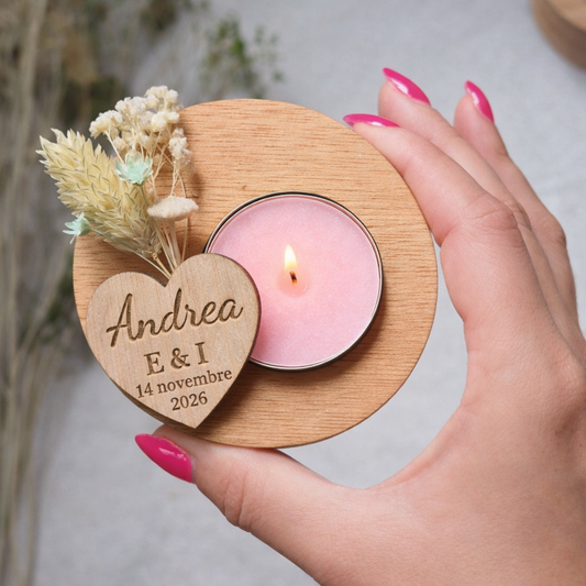 Marcasitio de Boda Personalizado con Vela – Detalle Natural en Madera Grabada